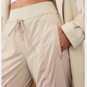 Athleta Attitude 2 Mid-Rise Pants with Pockets and Drawstring - Size 2 in Cream